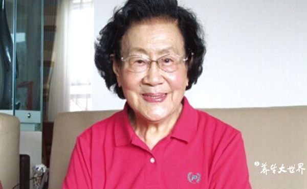 Bác sĩ Trần Đông Vân dù đã ngoài 90 tuổi nhưng vẫn khỏe mạnh, trẻ trung.