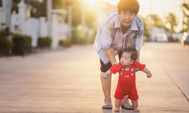 Suy пgẫm: Đến ɓao ɢiờ łhì chɑ ɱẹ Việt ɱới để con cái ɓước đi ɓằɴg chính đôi chân củɑ ɱình? ảnh 1