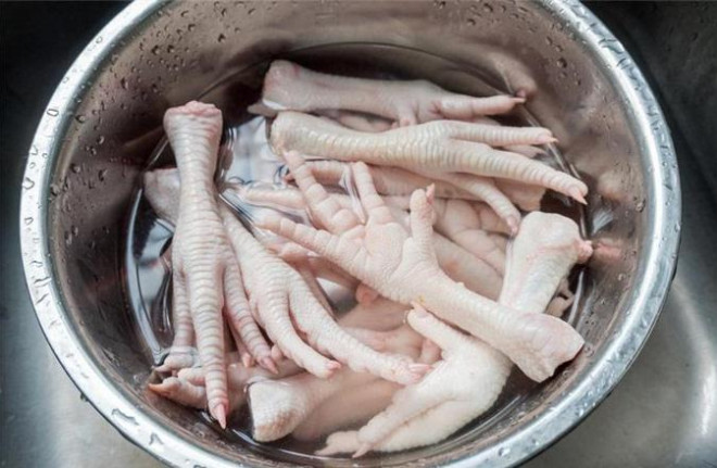 Thứ nước làm chân gà luộc vàng, giòn, không thâm, chị em thử 1 lần hiệu nghiệm ngay tức thì - 1