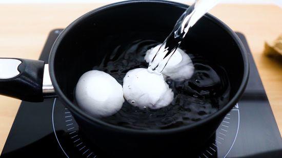 Luộc trứng bằng nước sôi hay lạnh, nhiều người làm sai bảo sao trứng nứt vỏ, không ngon-2
