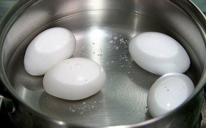 Luộc trứng bằng nước sôi hay lạnh, nhiều người làm sai bảo sao trứng nứt vỏ, không ngon-3