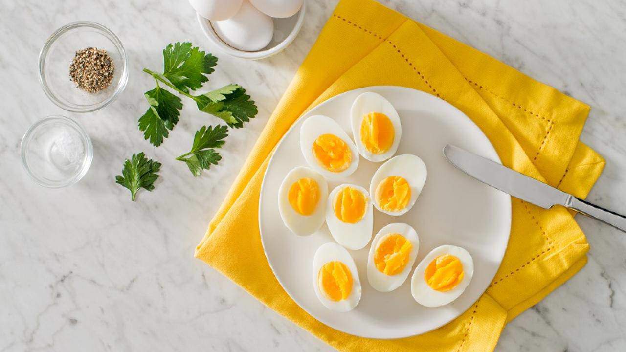 Luộc trứng bằng nước sôi hay lạnh, nhiều người làm sai bảo sao trứng nứt vỏ, không ngon-4