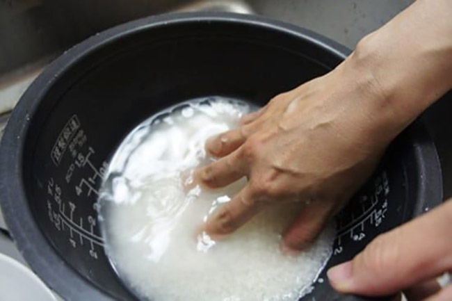Bí quyết nấu cơm trắng dẻo của người nhật: Dùng đá lạnh nấu cơm, lạ nhưng ngon hơn hẳn ảnh 1