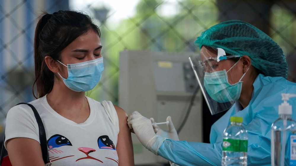 Chuyên gia khuyến cáo nên tiêm vaccine đầy đủ. (Ảnh: Nikkei Asia)