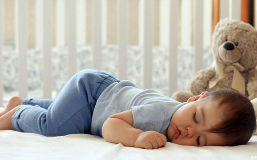 Bố mẹ hãy nhớ, càng ngủ sớm, con càng ngủ được nhiều. Càng ngủ muộn, con càng ngủ ít.
