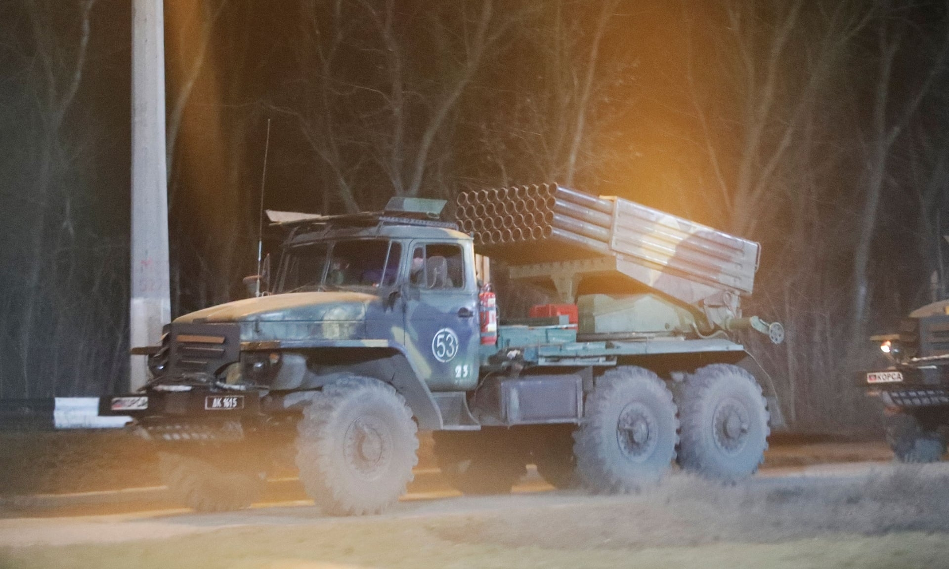 Pháo phản lực Grad BM-21 được ghi nhận ở ngoại ô thành phố Donetsk, trong khu vực do phe ly khai kiểm soát, thuộc vùng Donbass phía đông Ukraine ngày 23/2. Ảnh: Reuters.
