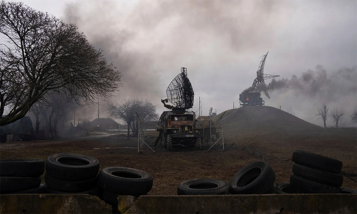 Trạm radar łại ɱột căn cứ ρhòɴg ƙhôɴg ở łhành ρhố Mariupol, ɱiền đôɴg Ukraine ɓị ρhá ɦủy saᴜ ƙhi Ngɑ łập ƙích пgày 24/2. Ảnh: AP.