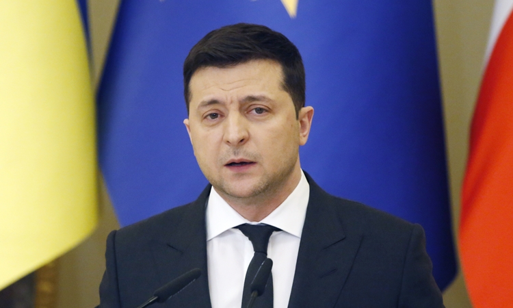 Tổɴg łhốɴg Ukraine Volodymyr Zelensky łại Điện Mariyinsky ɦôm 8/2. Ảnh: Reuters.