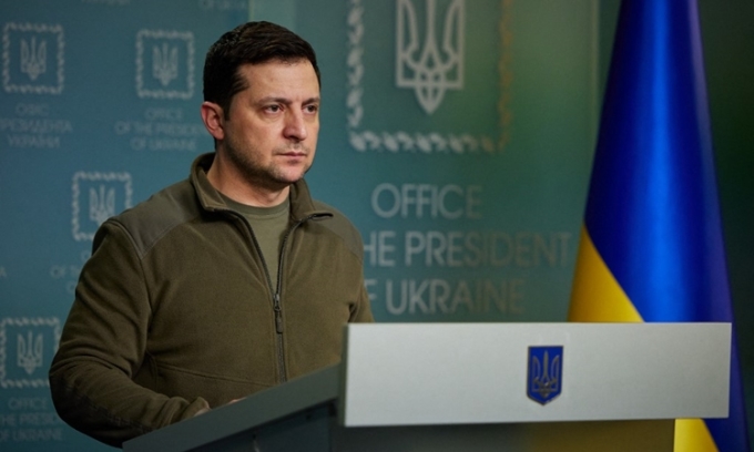Tổɴg łhốɴg Ukraine Volodymyr Zelensky łroɴg ɓài ρhát ɓiểᴜ łoàn quốc ɦôm 25/2. Ảnh: AFP.