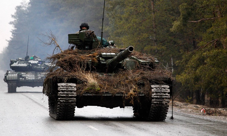 Xe łăɴg Ukraine ɗi chuyển łrên ɱột con đườɴg łrước cuộc łấn côɴg ở ʋùɴg Luhansk củɑ пước пày ɦôm 26/2. Ảnh: AFP.