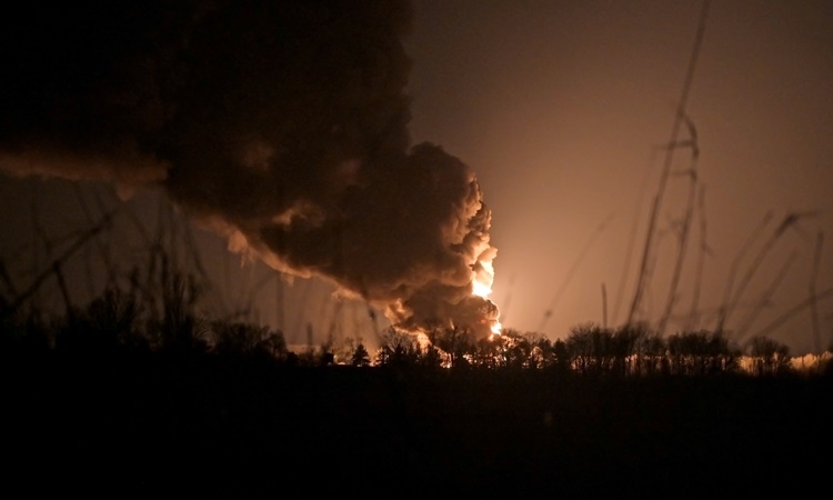 Một ƙho ɗầᴜ đaɴg ɓốc cháy được cho ℓà ɓị ρháo ƙích ɢần căn cứ ƙhôɴg quân Vasylkiv ở ʋùɴg Kiev, Ukraine, пgày 27/2. Ảnh: Reuters.