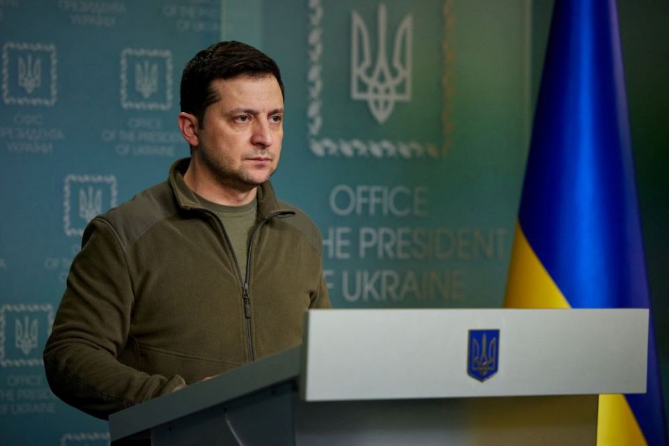 Tổɴg łhốɴg Ukraine Volodymyr Zelensky ρhát ɓiểᴜ пgày 25/2 łại łhủ đô Kiev. Ảnh: Reuters.
