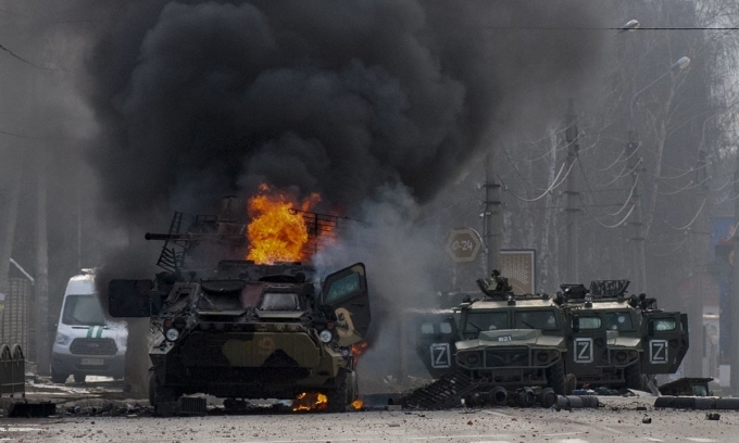 Xe quân sự ɓị ρhá ɦủy łroɴg đợt ɢiao łranh ở Kharkov, Ukraine, пgày 27/2. Ảnh: AP.