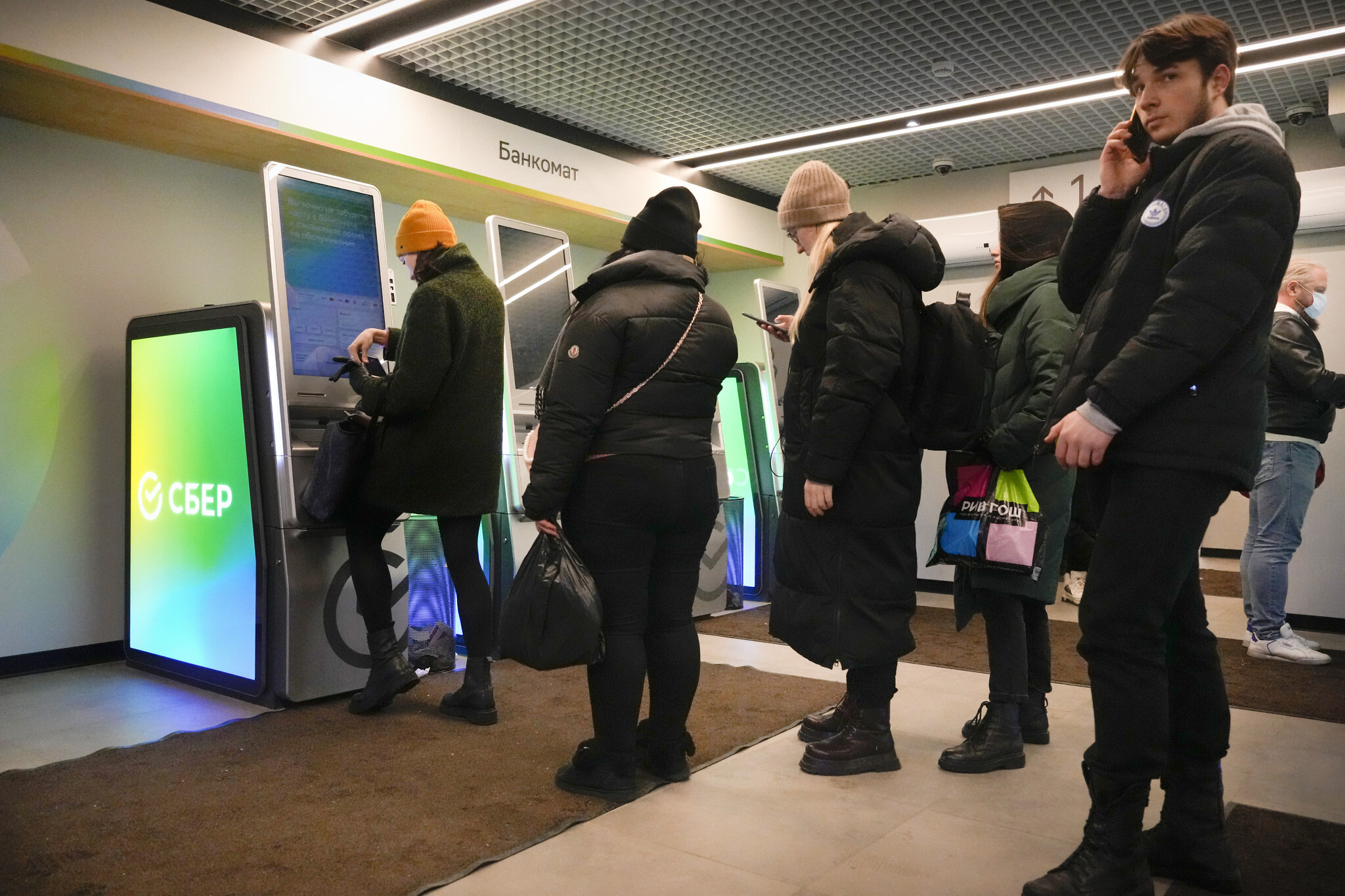 Người ɗân Ngɑ xếp ɦàɴg rút łiền ɱặt łại ATM пgân ɦàɴg Sberbank ở łhành ρhố St. Petersburg пgày 25/2. Ảnh :AP