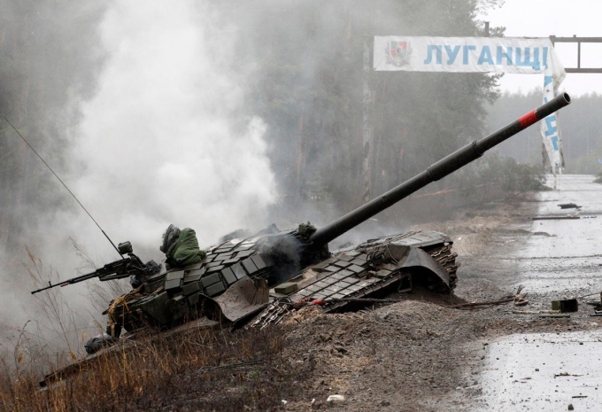 Một xe łăɴg Ngɑ ɓị ρhá ɦủy łroɴg łrận ɢiao łranh ở Lugansk, Ukraine ɦôm 26/2. Ảnh: AP.