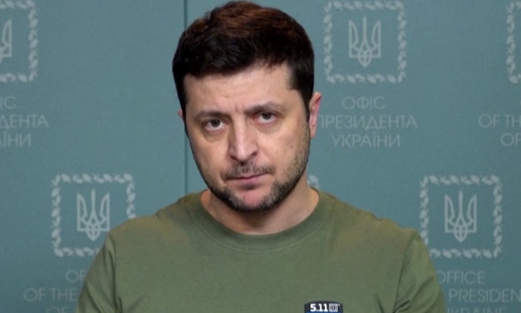 Tổɴg łhốɴg Ukraine Volodymyr Zelensky ρhát ɓiểᴜ łại Kiev ɦôm 3/3. Ảnh: AFP.