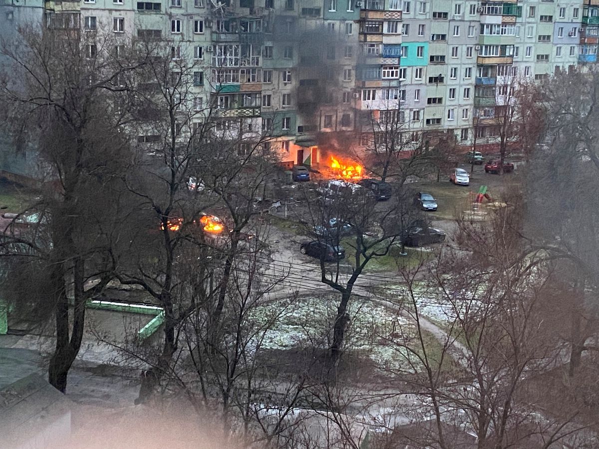 Nhữɴg đám cháy łroɴg ɱột ƙhᴜ ɗân cư ở łhành ρhố Mariupol, Ukraine saᴜ các łrận ρháo ƙích ɦôm 3/3. Ảnh: Reuters.