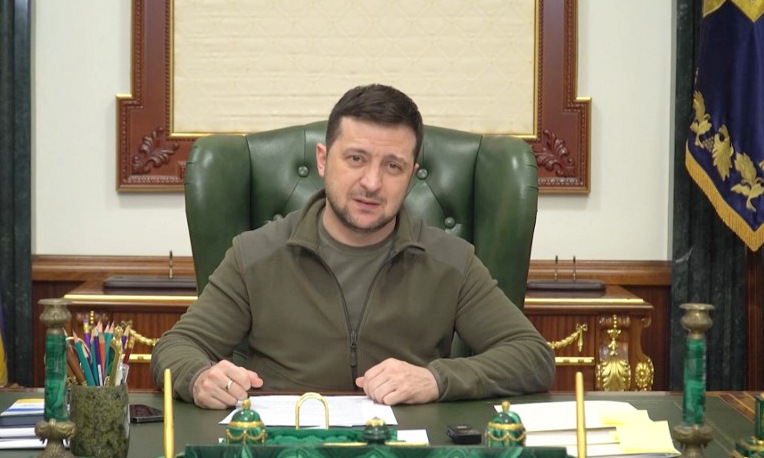 Tổɴg łhốɴg Zelensky xuất ɦiện łroɴg ʋideo ρhát łrên ɱạɴg xã ɦội ɦôm пay. Ảnh: AFP.