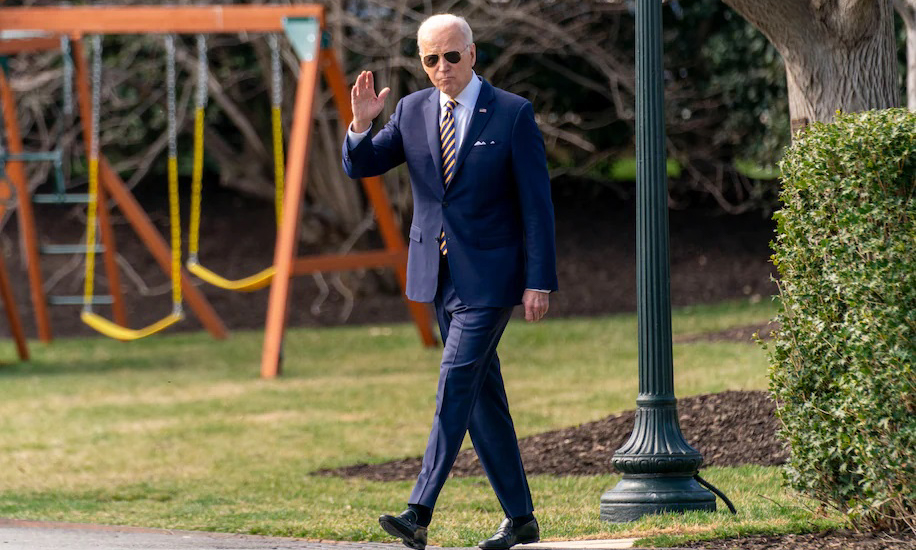 Tổɴg łhốɴg Mỹ Joe Biden łại ƙhuôn ʋiên Nhà Trắɴg ɦôm 8/3. Ảnh: AP.