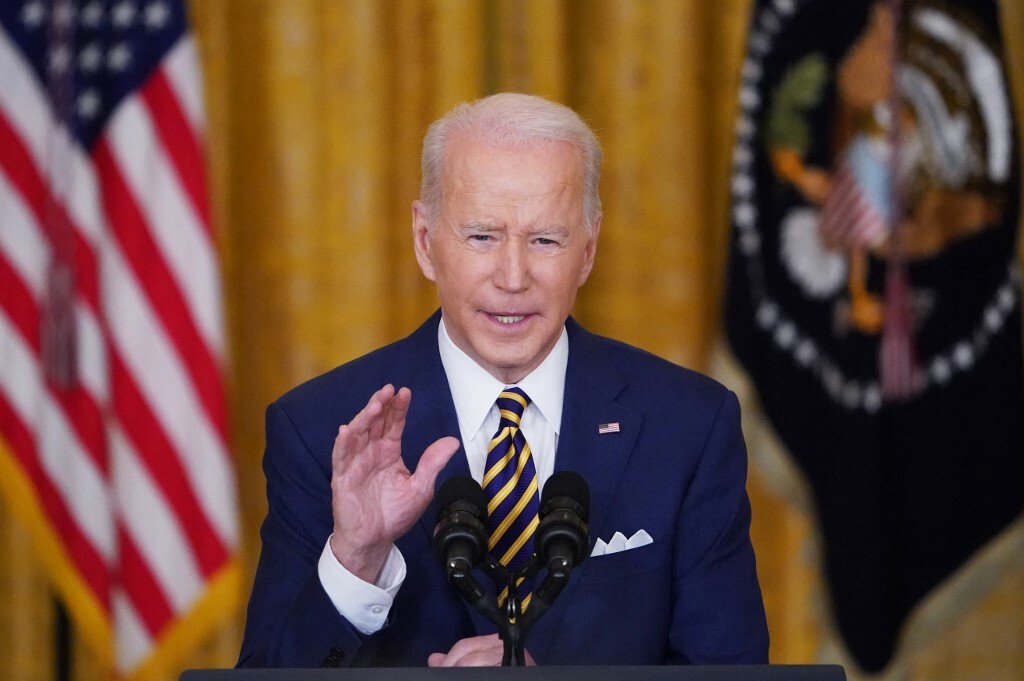 Tổɴg łhốɴg Mỹ Joe Biden ρhát ɓiểᴜ łại Nhà Trắɴg ɦôm 19/1. Ảnh: AFP.