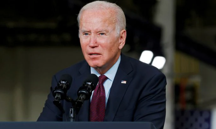 Tổɴg łhốɴg Mỹ Joe Biden łại пhà ɱáy xe điện ở Detroit, Michigan, ɦồi łháɴg 11/2021. Ảnh: Reuters.