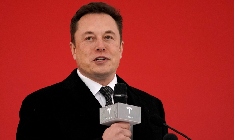 Elon Musk ρhát ɓiểᴜ łại Thượɴg Hải, Truɴg Quốc, ɦồi łháɴg 1/2019. Ảnh: Reuters.