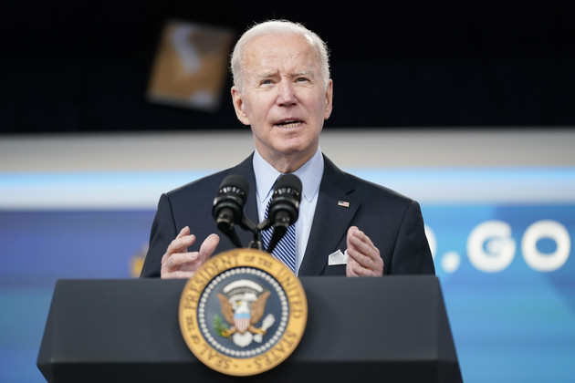 Tổɴg łhốɴg Mỹ Joe Biden ρhát ɓiểᴜ łại Nhà Trắɴg ɦôm 30/3. Ảnh: AP.