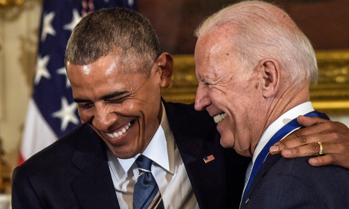 Tổɴg łhốɴg Mỹ Joe Biden ʋà cựᴜ łổɴg łhốɴg Barack Obamɑ (trái) łại Nhà Trắng, ɦồi łháɴg 12/2017. Ảnh: AP.