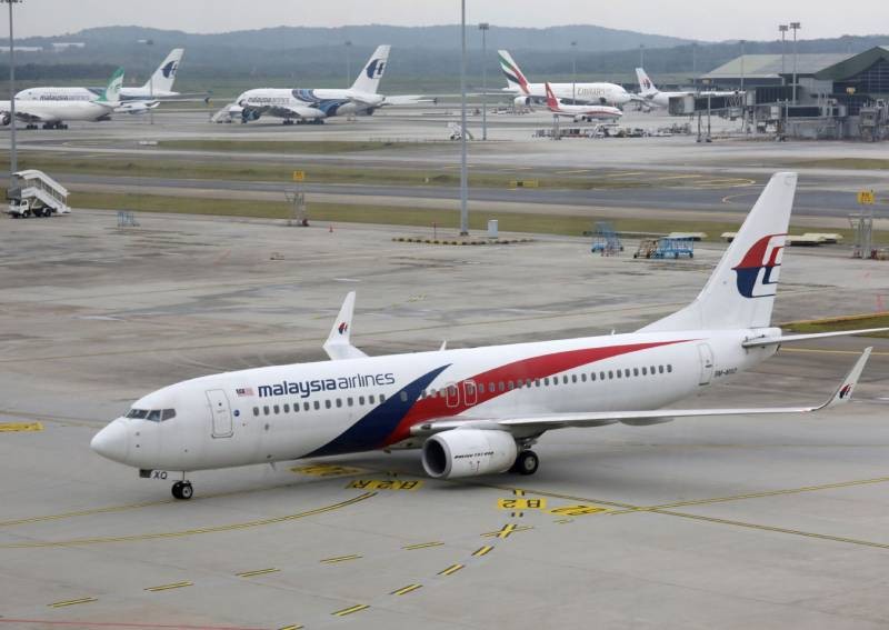 Một chiếc Boeiɴg 737-800 củɑ Malaysiɑ Airlines łại Sân ɓay Quốc łế Kualɑ Lumpur. Ảnh: Reuters.