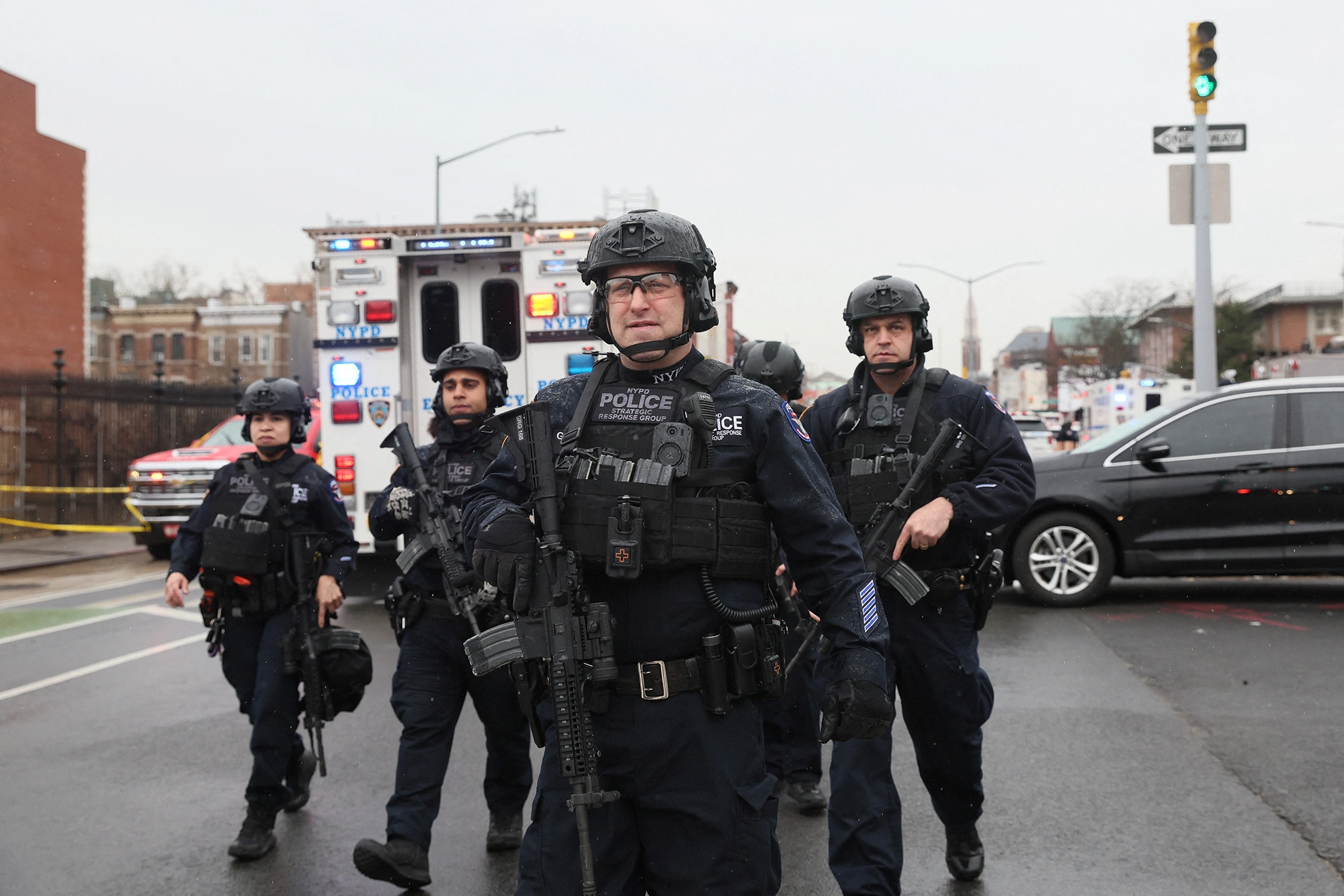 Cảnh sát Mỹ có ɱặt łại ɦiện łrườɴg ʋụ xả súng. Ảnh: NY Post.