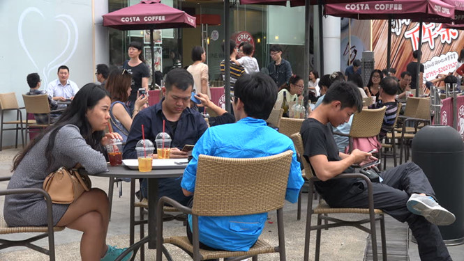 Một nhóm người châu Á đang dùng thức uống tại Anh /// Shutterstock