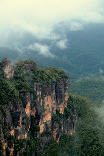 Blue Mountain chính là công viên quốc gia của tiểu bang New South Wales, cách Sydney 81 km về phía tây. Dù đi vào một ngày mưa nhưng vẻ đẹp của Blue Mountain không vì thế mà bị lu mờ. Mùa thu ở Blue Mountain thật tuyệt vời với lá phong đỏ đang vào mùa thay lá.