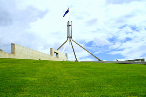 Ấn tượng nhất với tôi chính là tòa nhà quốc hội mới, biểu tượng của thành phố Canberra được xây dựng trên Capital Hill bởi một công ty kiến trúc trụ sở tại New York dưới sự hướng dẫn của kiến trúc sư trưởng người Italia Romaldo Giurgola. Tòa nhà quốc hội mới chình là biểu tượng của thành phố Canberra.