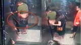 Bà che cho ông tè bậy nơi thang máy chung cư ở TP.HCM, người thứ 3 vội bỏ đi