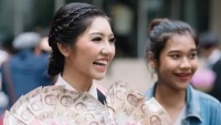 Hot girl Thái gây sốc với bộ lễ phục tốt nghiệp ngập trong tiền