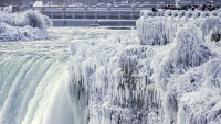Thác nước hùng vĩ giữa Canada và Mỹ đóng băng đẹp tranh vẽ dưới nhiệt độ -67 độ C