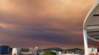 Cháy rừng khiến bầu trời Hobart, Úc nằm cách 100km chuyển thành màu cam đen