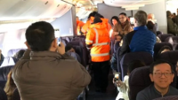 Máy bay không đóng được cửa trong thời tiết -30 độ, hành khách giận dữ vì bị kẹt 16 tiếng