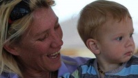 Bà mẹ Úc nuôi con bằng sữa mẹ suốt 7 năm để điều trị bệnh tự kỷ