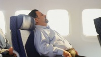 Phải ngồi cạnh người béo trên máy bay, một hành khách đòi 150 đô