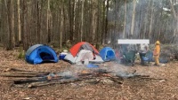 Đốt lửa trại tại nơi nhiều cỏ khô, du khách suýt thiêu cháy cả khu rừng ở Úc