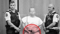 Cử chỉ tay 'ớn lạnh' của nghi phạm người Úc vụ xả s.úng ở New Zealand khi lần đầu ra tòa