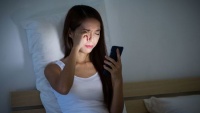 Chuyên gia cảnh báo, thói quen ngủ thiếp khi đang cầm điện thoại cực kỳ nguy hiểm