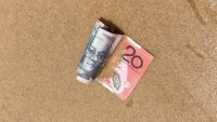 Úc: Nhặt được tiền rơi mà “đút túi”, bạn có thể bị buộc tội trộm cắp!