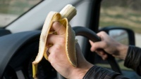 Tại sao tài xế có thể bị phạt tiền lên tới 400 đô la vì ăn uống khi lái xe?