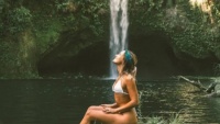 Cô gái người Úc bỗng dưng bị chỉ trích vì đăng ảnh tắm tại suối New Zealand