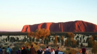 Úc: Du khách đổ xô lên núi thiêng Uluru trước khi bị đóng cửa vĩnh viễn