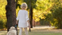 Úc: Đi bộ vào buổi sáng giúp cải thiện chức năng não bộ của người cao niên