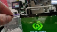 Khách hàng phát hiện gói ma tuý đá trong cửa hàng Woolworths