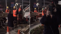 Bị làm ồn, người phụ nữ Sydney mắng nhóm công nhân xây đường sắt té tát!